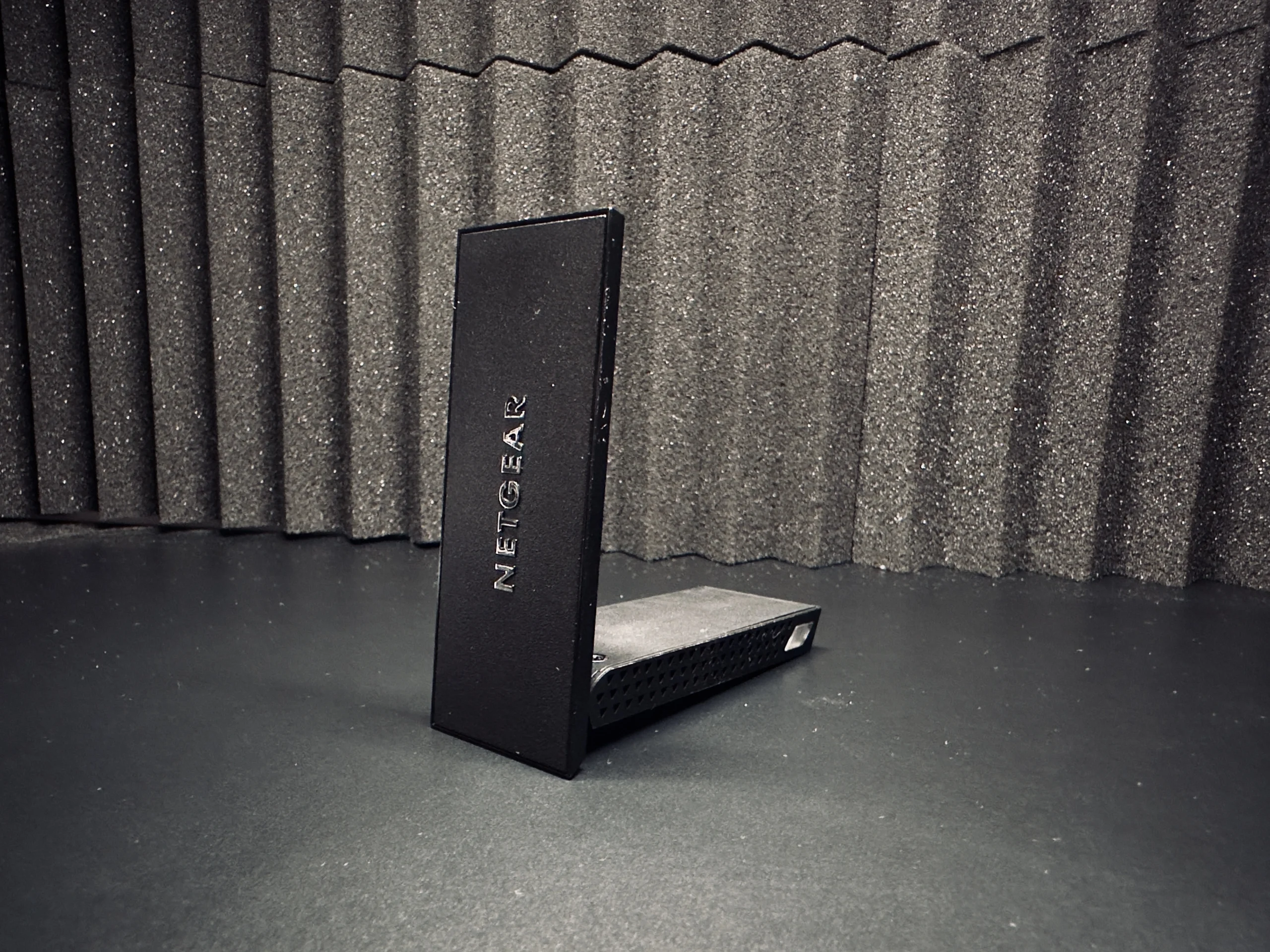 NETGEAR Nighthawk A8000 antenna aperta parzialmente