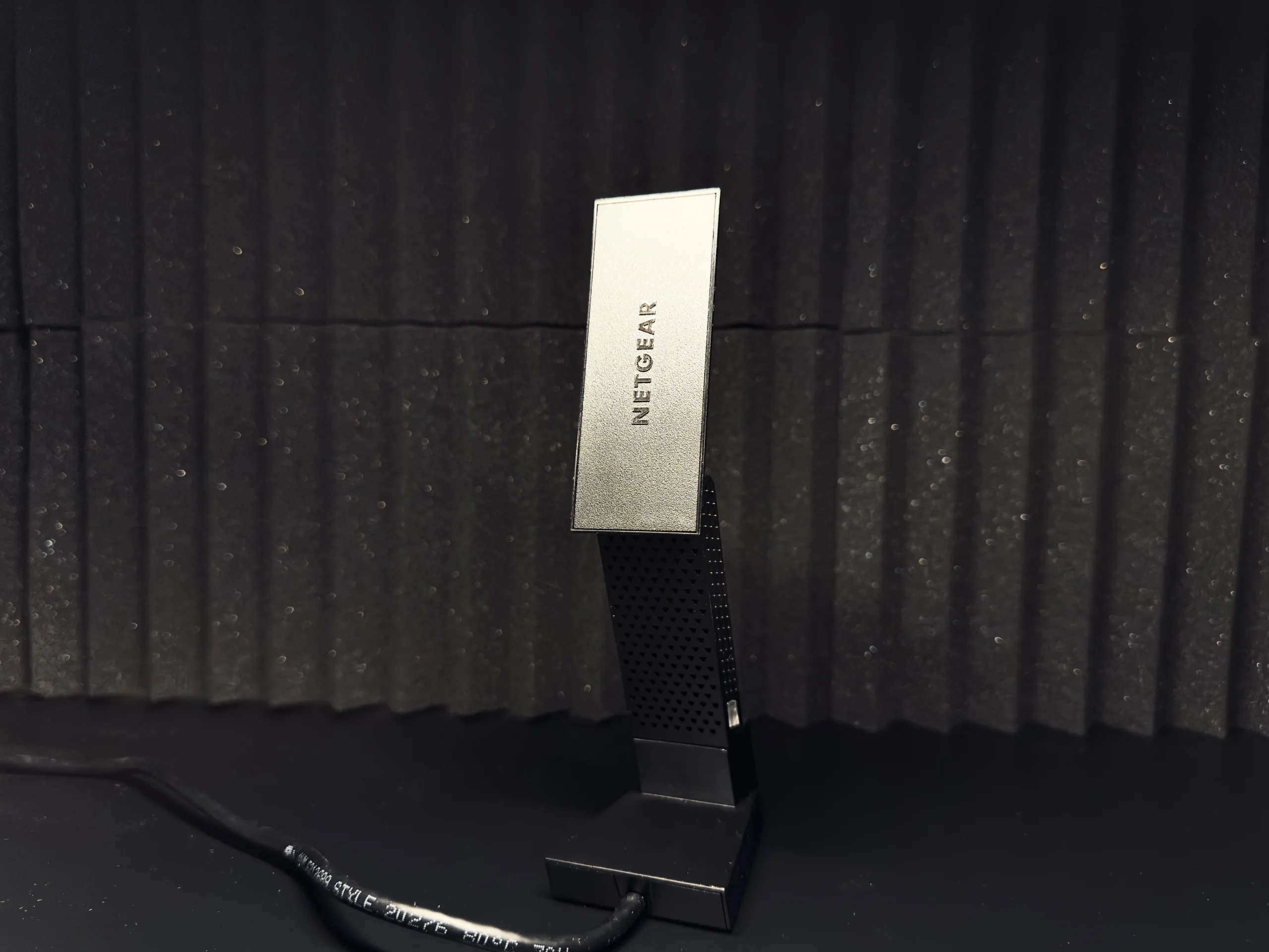 NETGEAR Nighthawk A8000 antenna aperta completamente